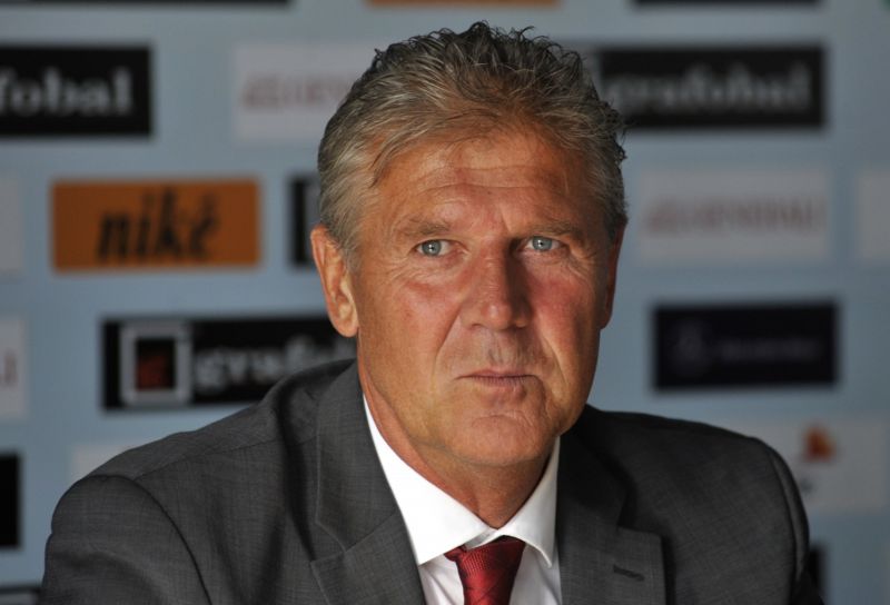 Jozef Chovanec by podle regulí UEFA šéfem českých rozhodčích být neměl. Jozef Chovanec by podle regulí UEFA šéfem českých rozhodčích být neměl.