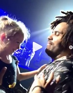 Lenny Kravitz objímá malou Slovenku.