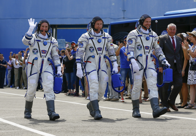 Zleva Američanka Serena Auňónová Chancellorová, Rus Sergej Prokopjev a německý astronaut Evropské kosmické agentury (ESA) Alexander Gerst.