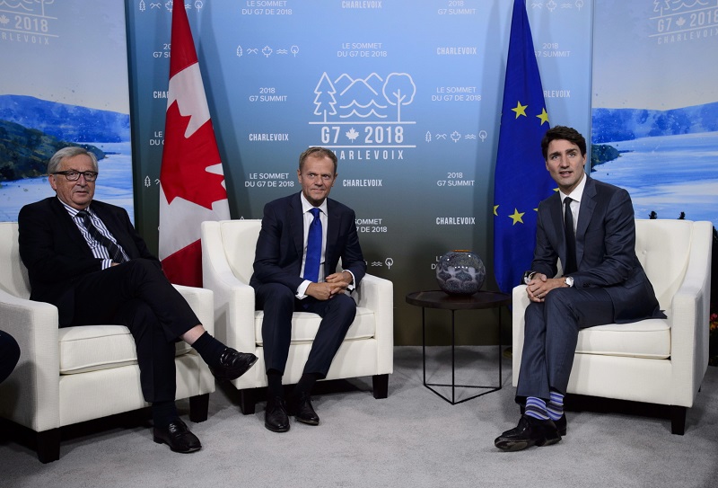 Donald Tusk (uprostřed) při jednání s Jeanem-Claudem Junckerem (vlevo) a Justinem Trudeauem. Donald Tusk (uprostřed) při jednání s Jeanem-Claudem Junckerem (vlevo) a Justinem Trudeauem.