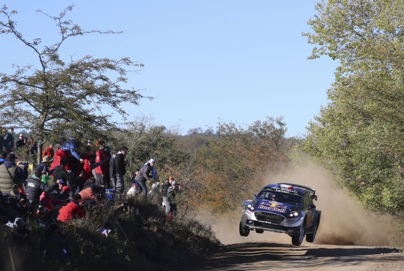 Pětinásobný mistr světa v rallye Francouz Sébastien Ogier při jednom ze závodů. Pětinásobný mistr světa v rallye Francouz Sébastien Ogier při jednom ze závodů.