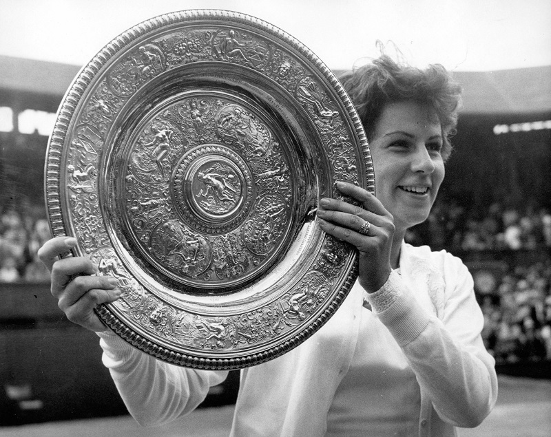 Maria Buenová s taléřem pro vítězku Wimbledonu.
