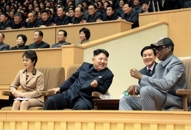Severokorejský vůdce Kim Čong-un (vlevo) a bývalý americký basketbalista Dennis Rodman.