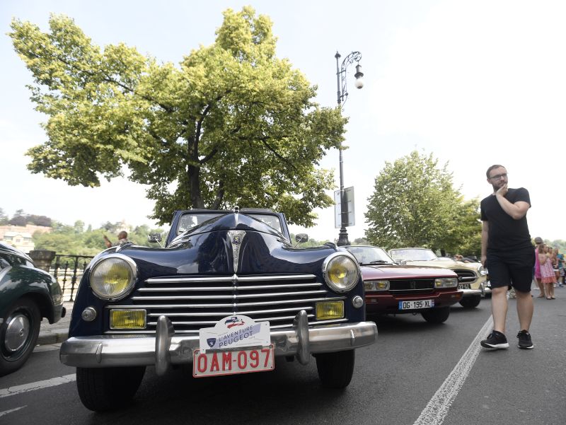 Mezinárodní sraz historických vozů Peugeot na Dvořákově nábřeží v Praze.