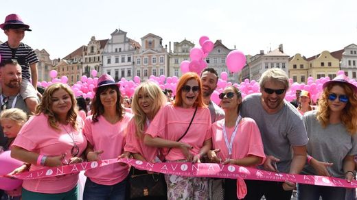 Prahou prošel růžový pochod proti rakovině prsu.