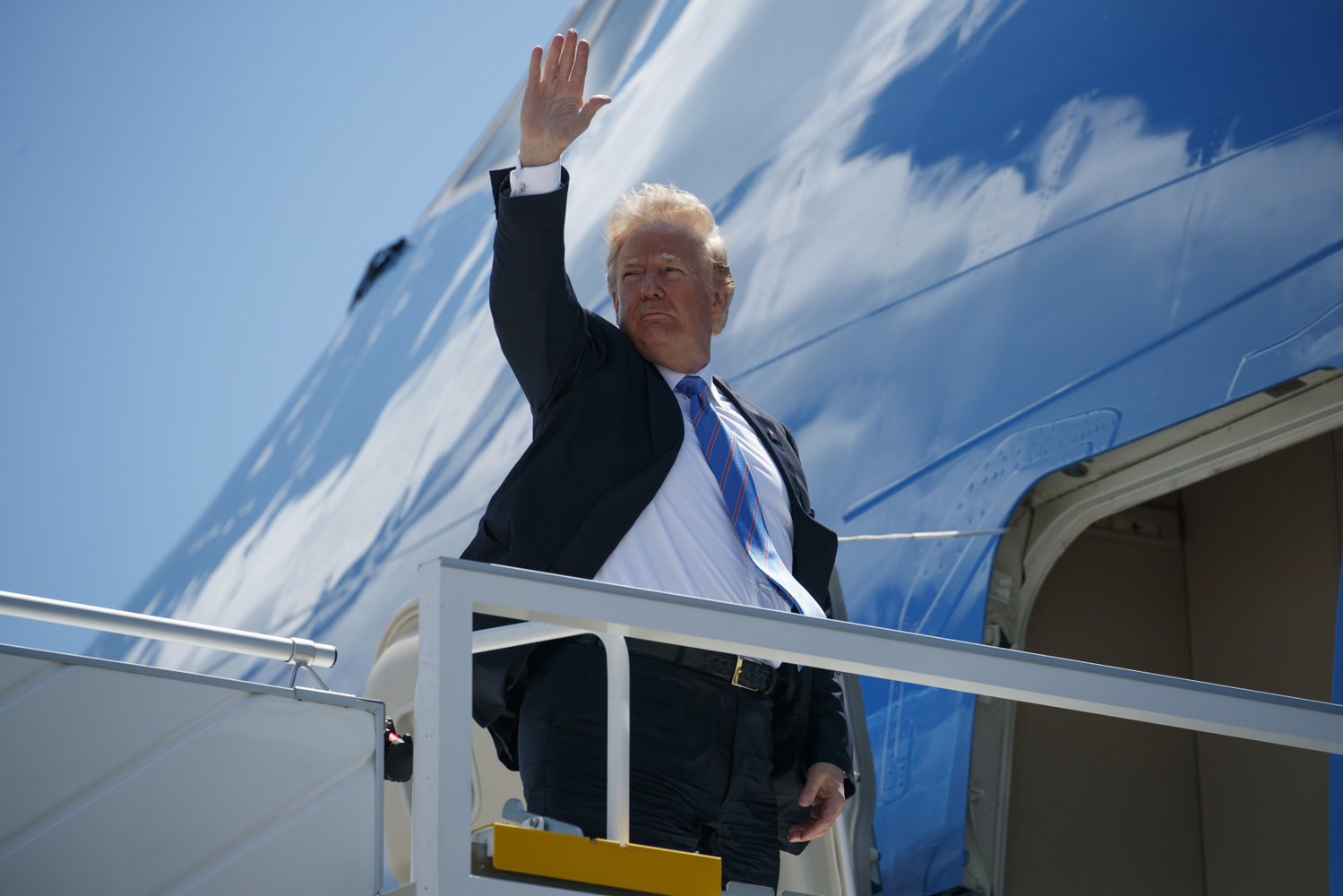 Donald Trump nastupuje na letadlo do Singapuru. Donald Trump nastupuje na letadlo do Singapuru.