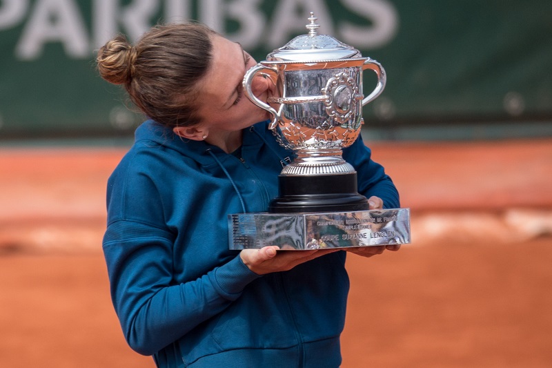Simona Halepová s trofejí pro vítězku French Open.