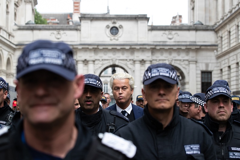 Geert Wilders je policií odváděn z dmeonstrace. 