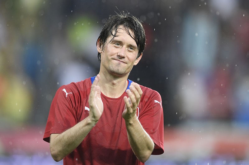 Tomáš Rosický po zápase děkuje zaplněným tribunám. Tomáš Rosický po zápase děkuje zaplněným tribunám.