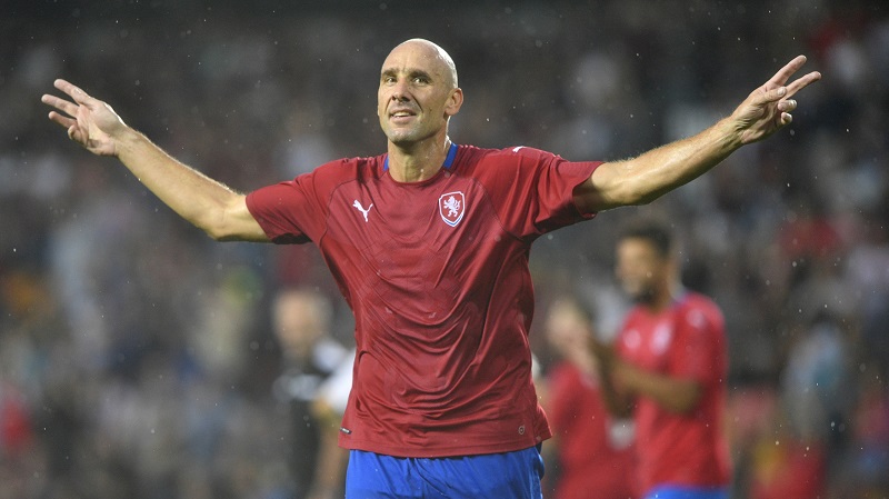 Jan Koller oslavuje svoji trefu při rozlučce Tomáše Rosického.