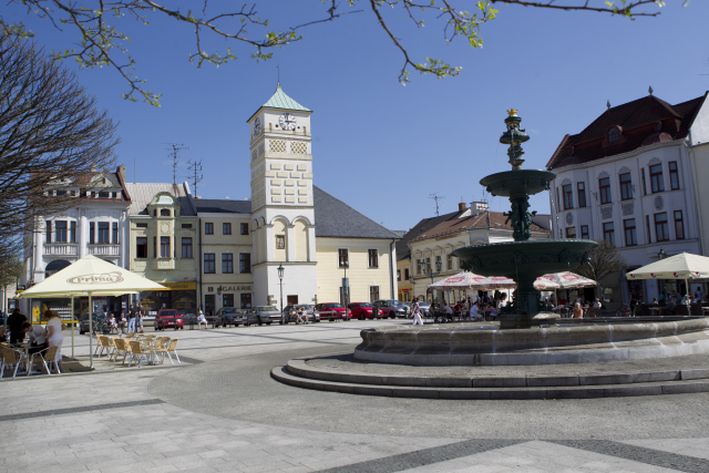 Masarykovo náměstí. V pozadí stará radniční věž.