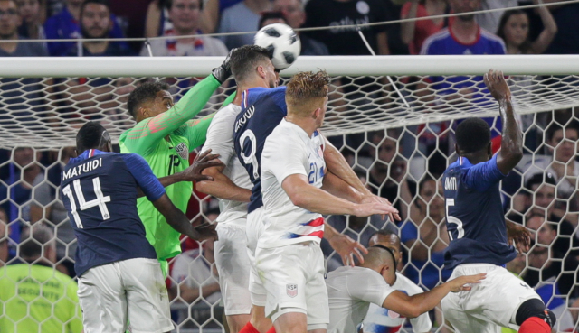 Olivier Giroud při srážce s Miazgou.