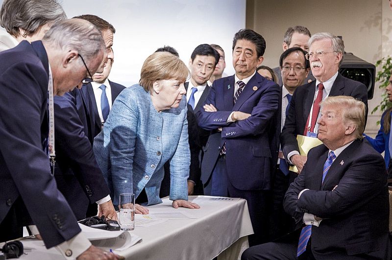 Neformální jednání lídrů během summitu zemí G7.