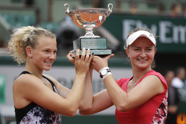 České deblistky ovládly tenisový turnaj Roland Garros.