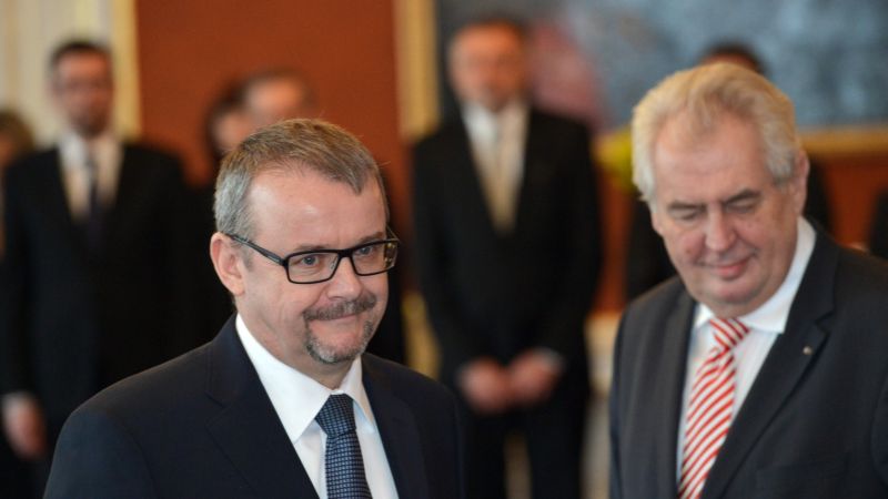 Ministr dopravy Dan Ťok (vlevo) a prezident Miloš Zeman.