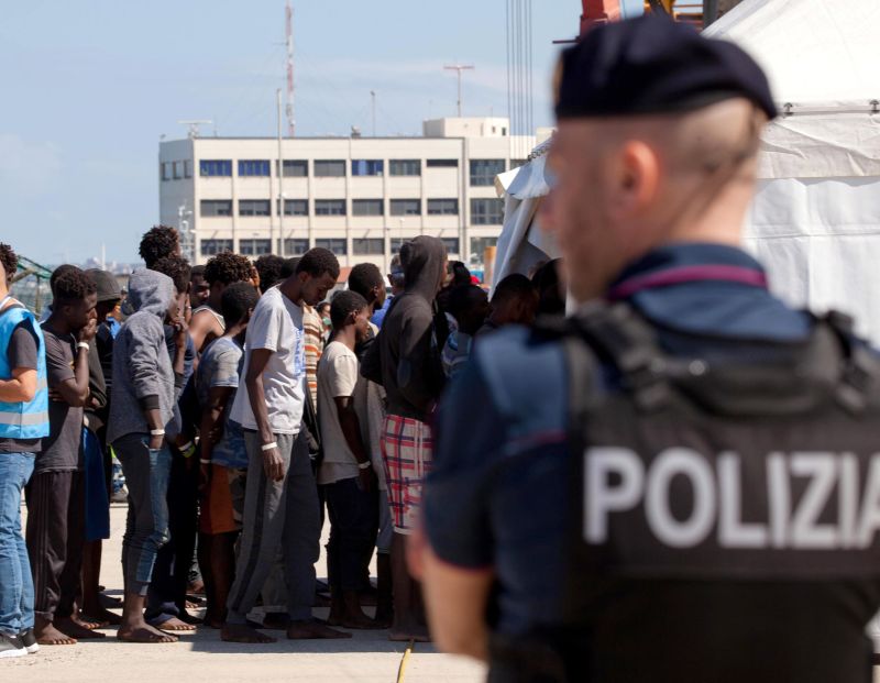 Imigranti v přístavu Reggio Calabria.