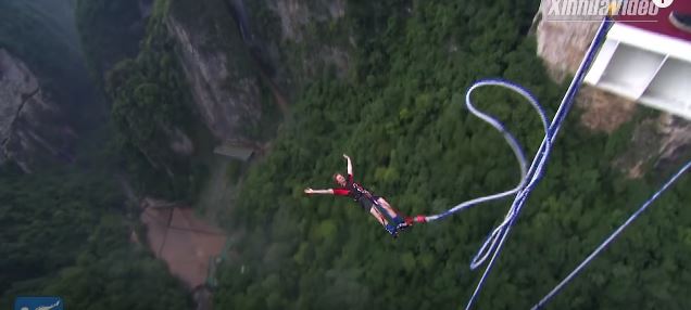 Na snímku propagační Bungee Jump Challenge, kterého se zúčastnili nadšenci z celého světa.