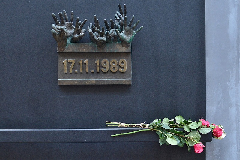Pamětní deska k 17. listopadu 1989. Pamětní deska k 17. listopadu 1989.