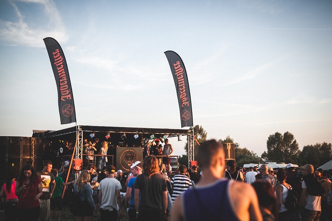 Již tento víkend 15. až 17. června se v areálu milovického letiště uskuteční festival Votvírák. Již tento víkend 15. až 17. června se v areálu milovického letiště uskuteční festival Votvírák.