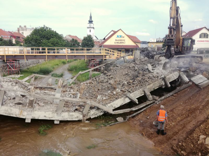 Sesunutý starý most ve Velkém Meziříčí se při bourání sesunul.