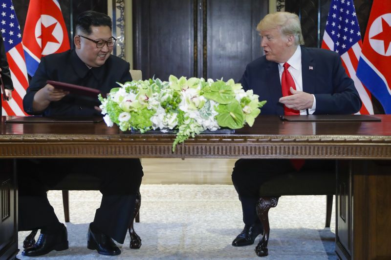 Donald Trump a Kim Čong-un při podpisu závěrečného dokumentu. 