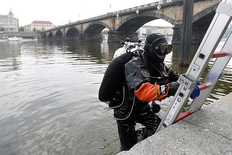 Policejní pátrání po zmizelém hledači kešek.