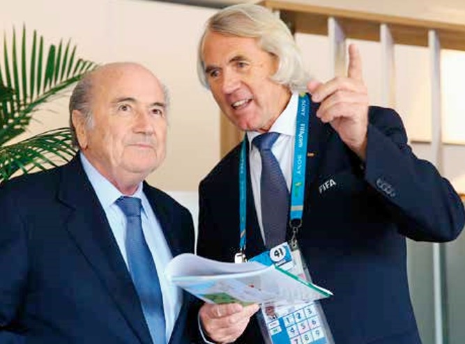 Jiří Dvořák (vpravo) po boku Seppa Blattera, bývalého předsedy FIFA.