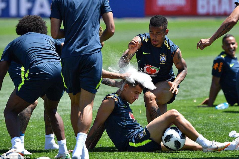 Brazilský fotbalista Coutinho oslavil na tréninku šestadvacáté narozeniny.