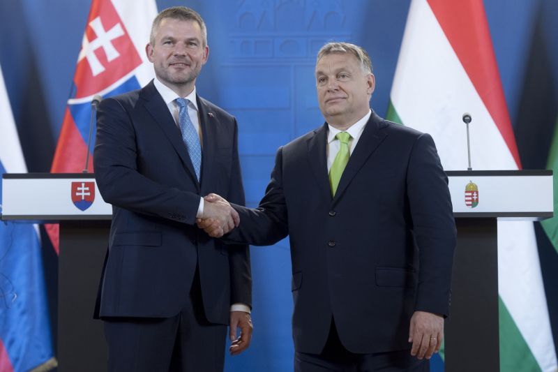 Slovenský premiér Peter Pellegrini (vlevo) a předseda maďarské vlády Viktor Orbán. Slovenský premiér Peter Pellegrini (vlevo) a předseda maďarské vlády Viktor Orbán.