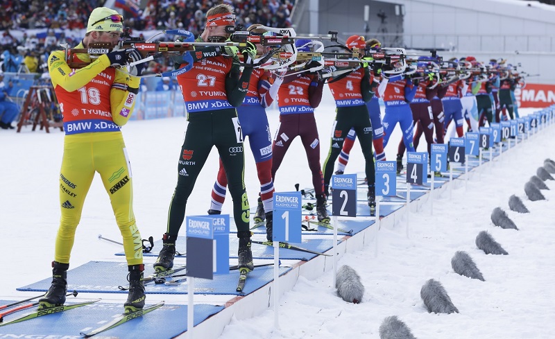 Biatlonisté během posledního Světového poháru při střelbě.