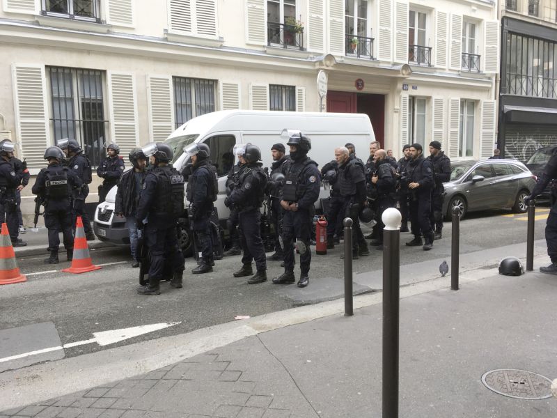 Francouzští policisté na místě incidentu. Francouzští policisté na místě incidentu.