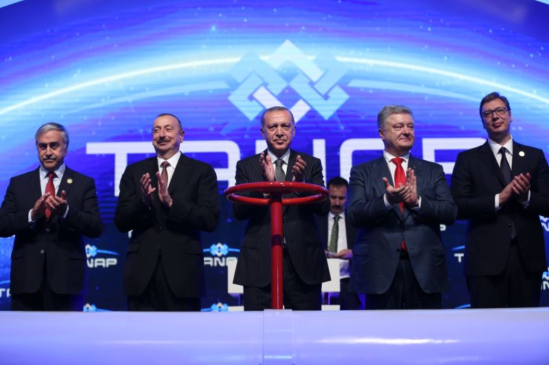 Slavnostní otevření plynovodu TANAP, zleva prezident severního Kypru Mustafa Akinci, prezident Ázerbájdžánu Ilham Aliyev, prezident Turecka Recep Tayyip Erdogan, prezident Ukrajiny Petro Porošenko a prezident Srbska Alexandr Vučić.