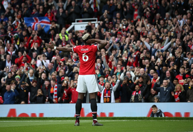 Paul Pogba jako hráč Manchesteru United slaví s fanoušky.