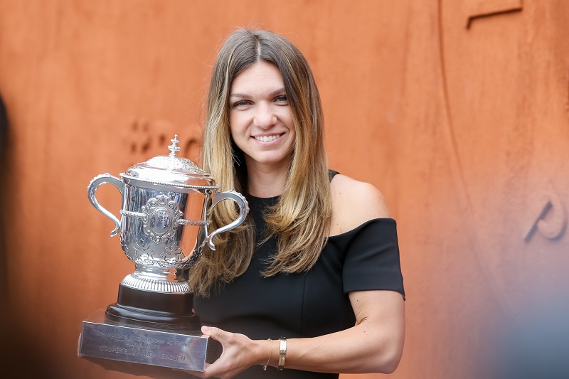 Tenistka Simona Halepová pózovala s pohárem před logem turnaje. Tenistka Simona Halepová pózovala s pohárem před logem turnaje.