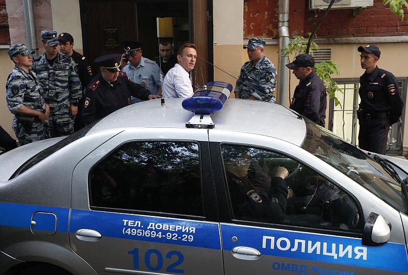 Navalnyj v policejním doprovodu.