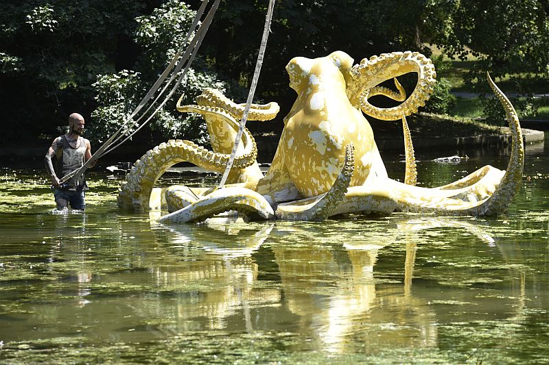 Chobotnice, vznášející se na hladině Vltavy, patřila k nejzajímavějším dílům minulých ročníků festivalu Sculpture Line. Autorem sochy je Viktor Paluš.