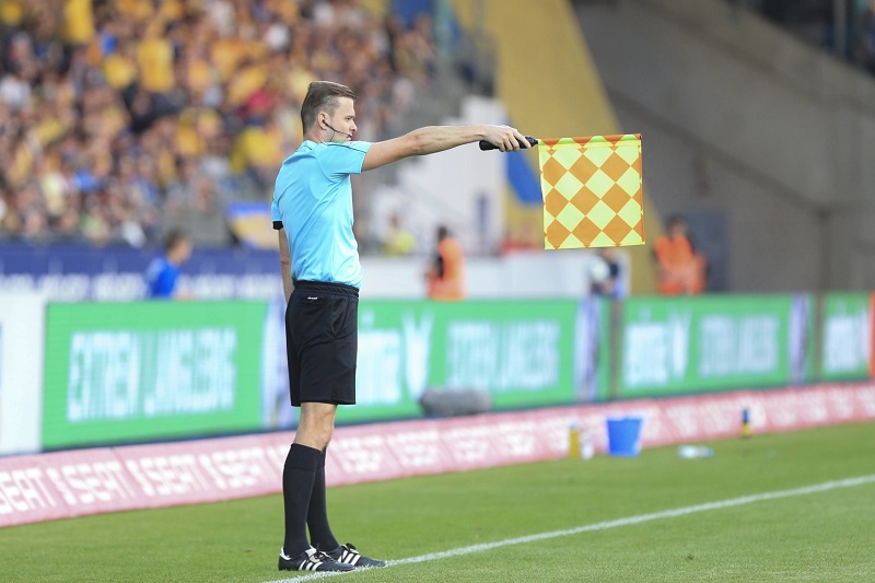 Rozhodčí budou na blížícím se fotbalovém šampionátu pouštět hraniční ofsajdy. Rozhodčí budou na blížícím se fotbalovém šampionátu pouštět hraniční ofsajdy.