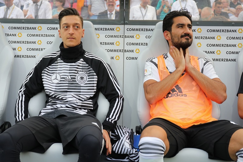 Setkání německých fotbalistů Mesuta Özila a Ilkaye Gündogana s tureckým prezidentem podle experta narušilo přípravu na MS. Setkání německých fotbalistů Mesuta Özila a Ilkaye Gündogana s tureckým prezidentem podle experta narušilo přípravu na MS.
