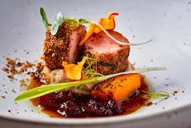 Menu, které se pravidelně obměňuje, připravují hned tři zkušení šéfkuchaři.