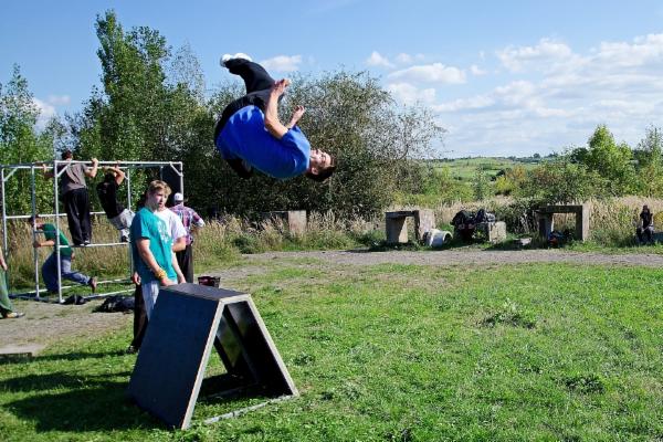 Ukázka parkouru.