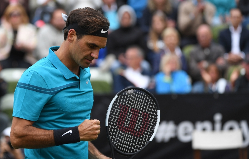 Tenista Roger Federer po vítězství ve Stuttgartu. 