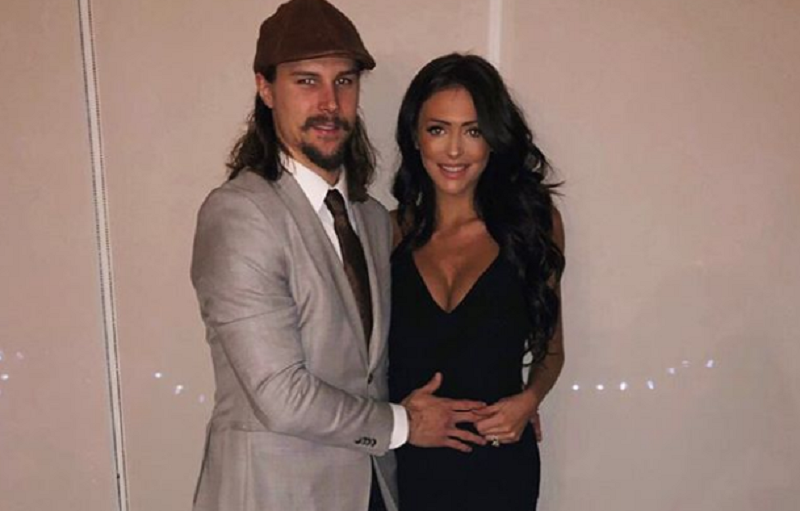 Hokejista Erik Karlsson se svou manželkou. 