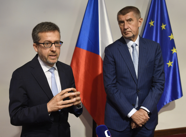 Evropský komisař pro vědu, výzkum a inovace Carlos Moedas (vlevo) vystoupil 14. června v Praze na tiskové konferenci po jednání s premiérem Andrejem Babišem.