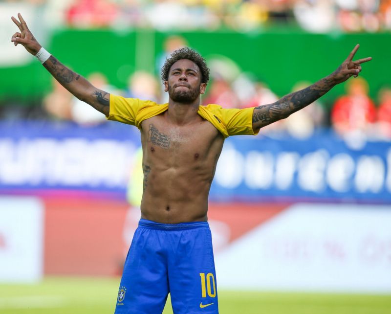Brazilec Neymar při potupné porážce v semifinále MS 2014 chyběl kvůli zranění. Brazilec Neymar při potupné porážce v semifinále MS 2014 chyběl kvůli zranění.
