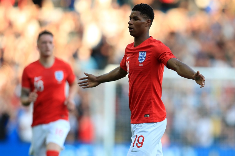 Anglický útočník Marcus Rashford má potíže s kolenem.
