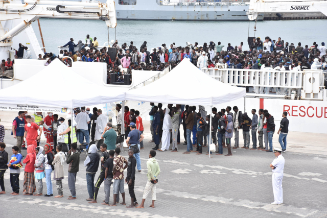 Loď Aquarius s migranty z Afriky.