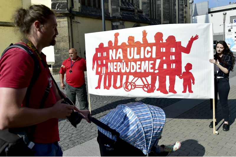 V Ústí nad Labem demonstrovali aktivisté a lidé z uzavíraných ubytoven. V Ústí nad Labem demonstrovali aktivisté a lidé z uzavíraných ubytoven.