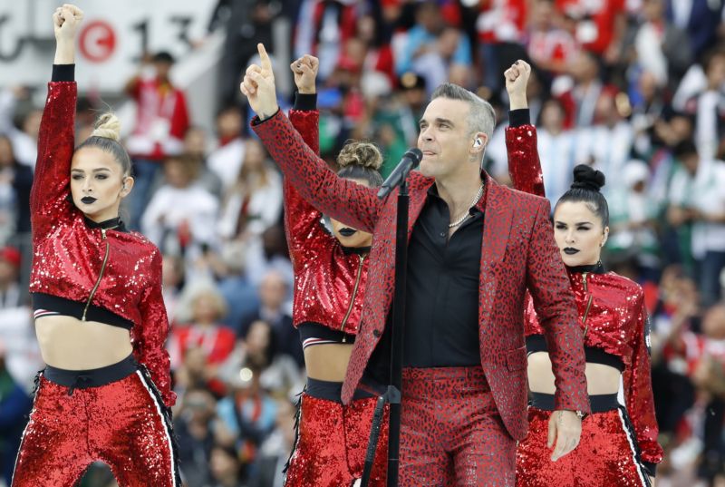 Robbie Williams předvedl na úvod turnaje neslušné gesto.