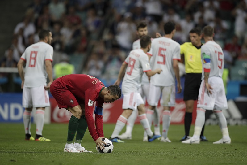 Christiano Ronaldo si chystá míč na penaltový puntík. Christiano Ronaldo si chystá míč na penaltový puntík.