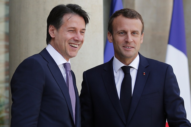 Italský premiér Giuseppe Conte (vlevo) a francouzský prezident Emmanuel Macron.